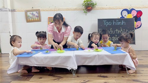 Đề Tài: Tạo Bầu Trời Sao Từ Qủa Khế. Nhóm Nhà Trẻ 24 - 36 Tháng