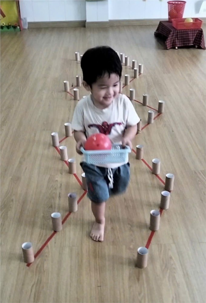 Đề tài: Đi Theo Đường Gấp Khúc Cầm Vật Trên Tay. Nhóm Nhà Trẻ 18- 36 Tháng