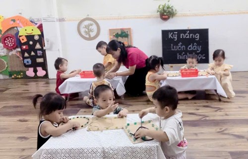 Đề Tài: Luồn Dây Hình Học. Nhóm Nhà Trẻ 18 - 36 Tháng