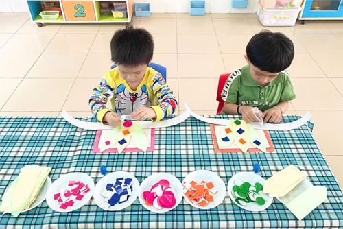 Đề tài: BÉ LÀM MŨ VUA HÙNG. Lớp: 3-4 tuổi(1)