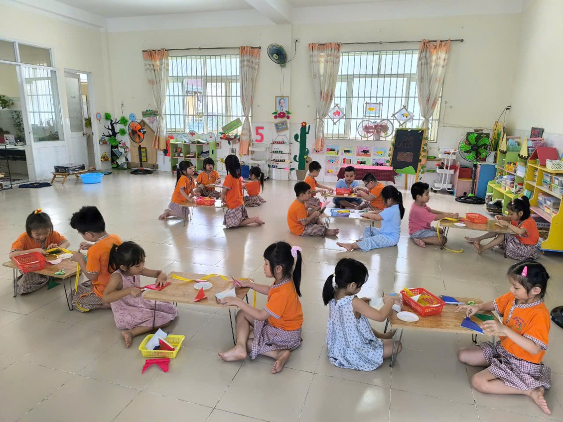 Hoạt động Tạo hình   Cắt, dán lá cờ  - Lớp 5-6 tuổi(1)