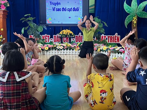 Hoạt động LQVH  Kể chuyện  Vì sao thỏ cụt đuôi  - Lớp 5-6 tuổi(2)