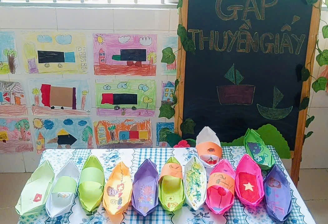 Hoạt động Tạo hình   Gấp thuyền giấy  - Lớp 5-6 tuổi(1)