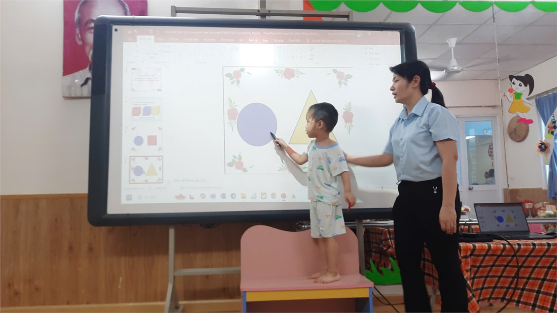 PTNT: Ôn nhận biết, phân biệt  hình tròn- vuông-tam giác- chữ nhật _ Lớp 4-5 tuổi (1)