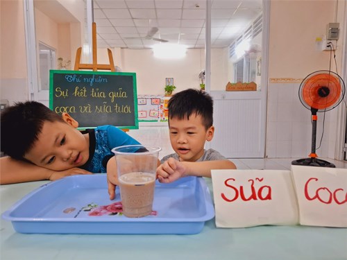 Thí nghiệm: Sự kết tủa giữa coca và sữa tươi - Lớp 4-5 tuổi (1)