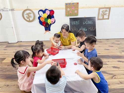 Đề tài: Xâu Vòng Theo Màu. Nhóm Nhà Trẻ 24 - 36 Tháng