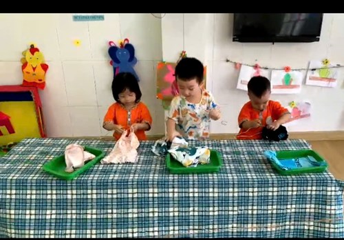 Đề tài: Bé Tập Móc Quần Áo. Nhóm Nhà trẻ 24 - 36 Tháng