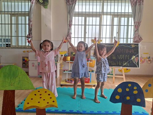 Đề tài: VĐTN  MÙA HÈ ĐẾN . Lớp: 3-4 tuổi(2)