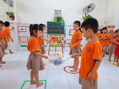 TCVĐ: Chuyền bóng bằng muỗng - Lớp 4-5 tuổi (1)