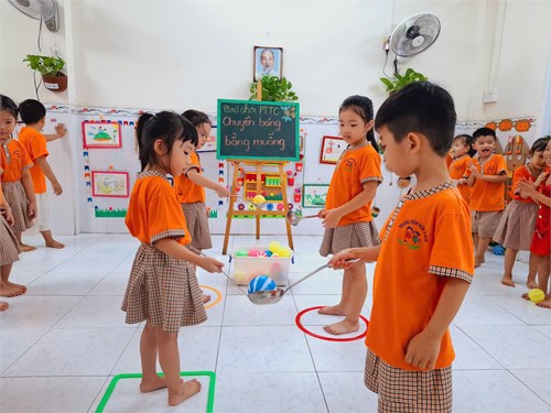 TCVĐ: Chuyền bóng bằng muỗng - Lớp 4-5 tuổi (1)