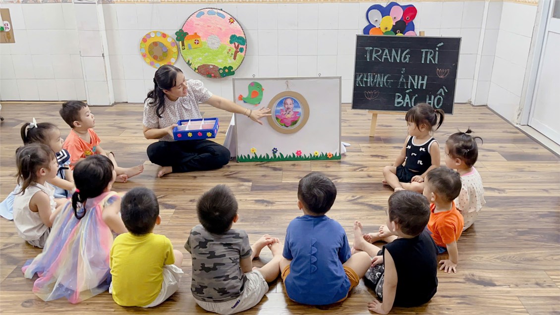 Đề Tài: Trang Trí Khung Ảnh Bác Hồ. Nhóm Nhà Trẻ 24 - 36 Tháng