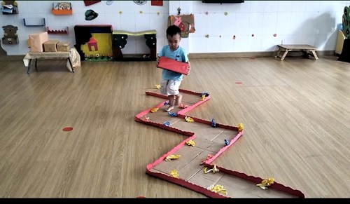 Đi Dích Dắc Có Mang Vật Trên Tay. Nhóm Nhà Trẻ 24 - 36 tháng