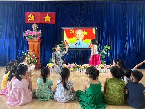 Hoạt động phát triển TCXH   Trò chuyện về Bác Hồ kính yêu  - Lớp 5-6 tuổi(2)