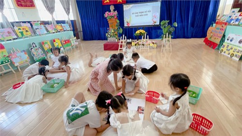 Hoạt động phát triển TCXH   Bé mãi nhớ trường mầm non  - Lớp 5-6 tuổi(1)