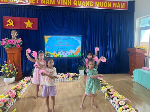 Vận động theo nhạc   Trọn niềm kính yêu  - Lớp 5-6 tuổi (2)
