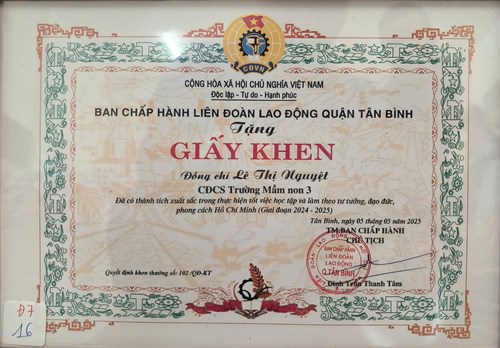 Đồng chí Lê Thị Nguyệt nhận giấy khen    Đã có thành tích xuất sắc trong học tập và làm theo tư tưởng, đạo đức, phong cách Hồ Chí Minh ( giai đoạn 2024 - 2025).