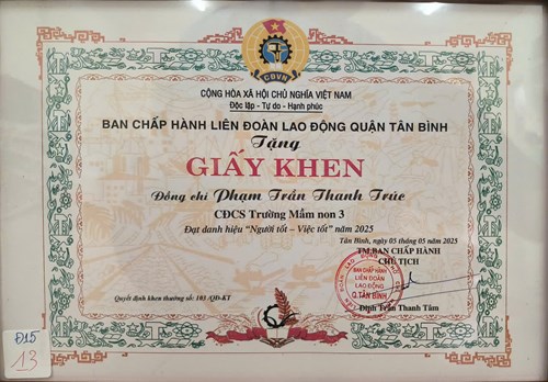 Đồng chí Phạm Trần Thanh Trúc nhận giấy khen đạt danh hiệu   Người tốt - việc tốt  do Liên đoàn lao động quận Tân Bình trao tặng.