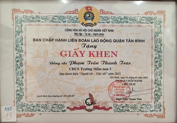 Đồng chí Phạm Trần Thanh Trúc nhận giấy khen đạt danh hiệu   Người tốt - việc tốt  do Liên đoàn lao động quận Tân Bình trao tặng.