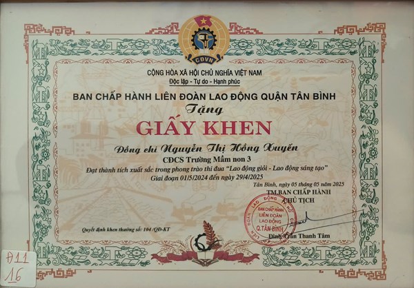 Đồng chí Nguyễn Thị Hồng Xuyến nhận giấy khen đã đạt thành tích xuất sắc trong phong trào thi đua   Lao động giỏi - Lao động sáng tạo  Giai đoạn 01/5/2024 - 29/4/2025 do LĐLĐ quận Tân Bình trao tặng.
