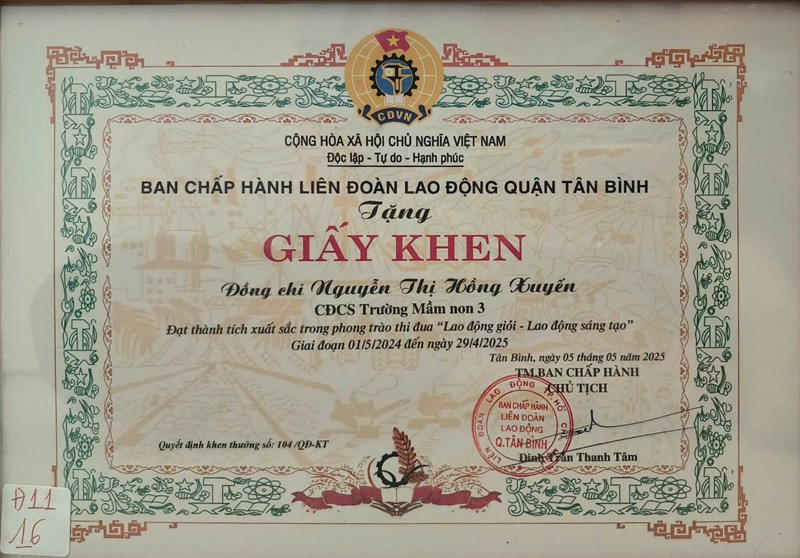 Đồng chí Nguyễn Thị Hồng Xuyến nhận giấy khen đã đạt thành tích xuất sắc trong phong trào thi đua   Lao động giỏi - Lao động sáng tạo  Giai đoạn 01/5/2024 - 29/4/2025 do LĐLĐ quận Tân Bình trao tặng.