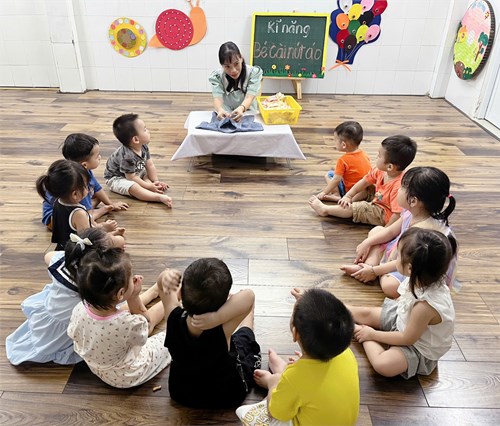 Kỹ Năng Cài Cúc  Áo. Nhóm Nhà Trẻ 24 - 36 Tháng