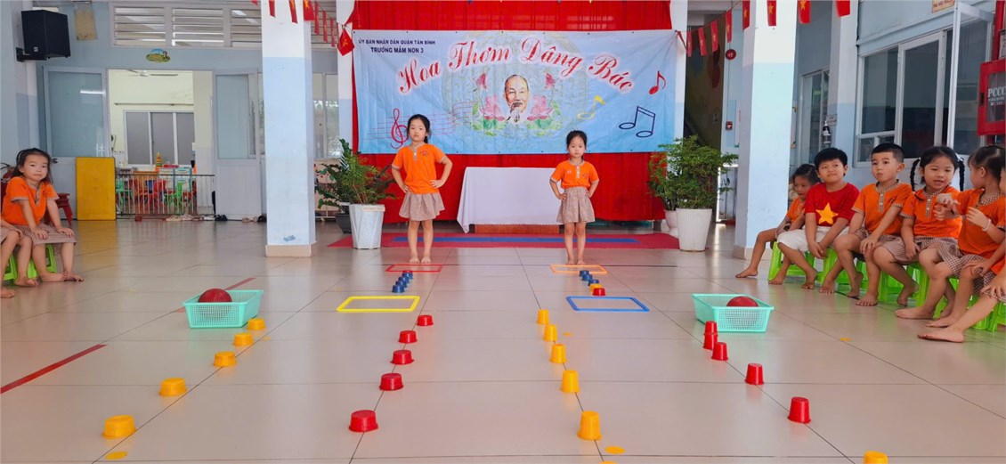 Trò chơi PTTC: Bật tách chụm - đưa bóng về đích - Lớp 4-5 tuổi (1)