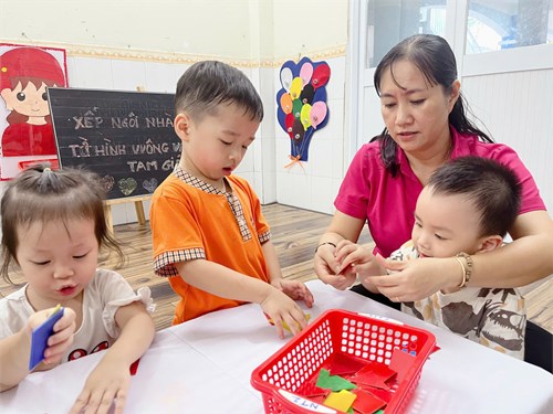 Xếp Ngôi Nhà Từ Hình Vuông Và Hình Tam Giác. Nhóm Nhà Trẻ 24 - 36 Tháng