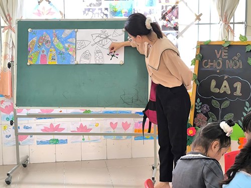 Hoạt động tạo hình:   Vẽ chợ nổi  - Lớp 5-6 tuổi(1)