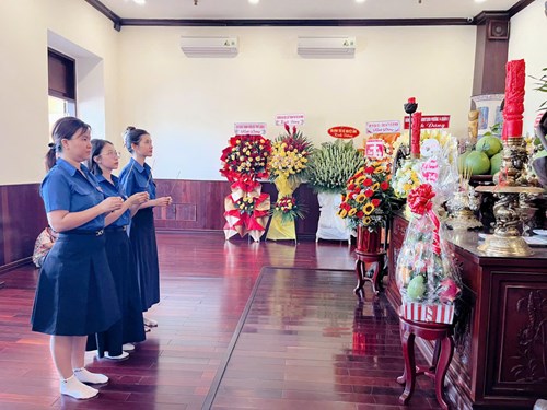 Chi đoàn Mầm non 3 thực hiện hoạt động dâng hoa tại Nhà tưởng niệm Bảo tàng Hồ Chí Minh nhân dịp kỷ niệm 135 năm ngày sinh Chủ tịch Hồ Chi Minh ( 19/5/1890 - 19/5/2025)