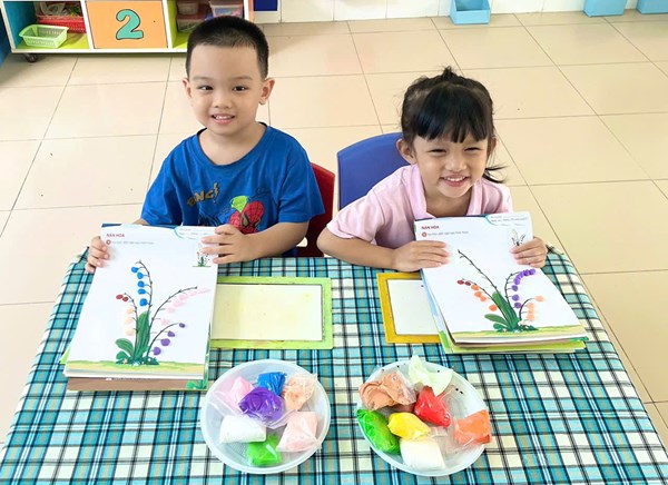 Đề tài: TẠO HÌNH HOA BẰNG ĐẤT NẶN. Lớp: 3-4 tuổi(1)