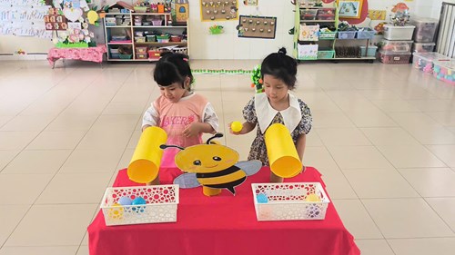Đề tài: NHỮNG CHÚ ONG CHĂM CHỈ. Lớp: 3-4 tuổi(3)
