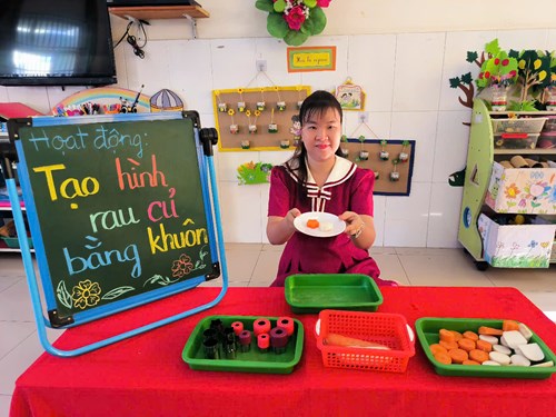 Đề tài: TẠO HÌNH RAU CỦ BẰNG KHUÔN. Lớp: 3-4 tuổi(3)