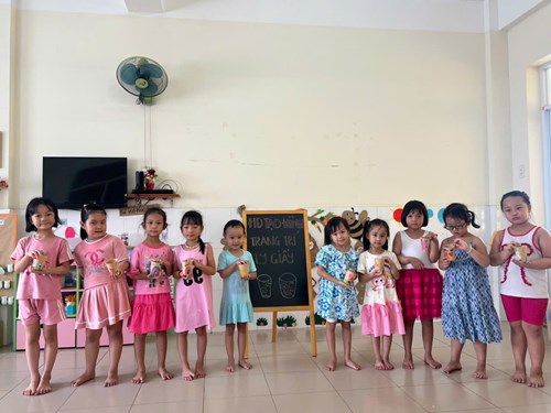 Hoạt động tạo hình   Bé trang trí ly giấy  - Lớp 5-6 tuổi(2)