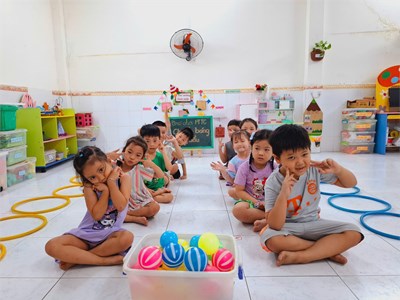 Trò chơi PTTC: Chuyền bóng qua đầu- Lớp 4-5 tuổi (1)