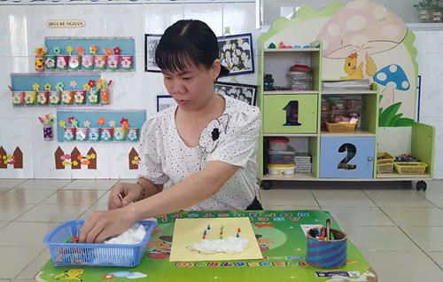 HOẠT ĐỘNG TẠO HÌNH : LÀM ĐÁM MÂY VÀ CƠN MƯA SẮC MÀU- Lớp 4-5 tuổi (2)