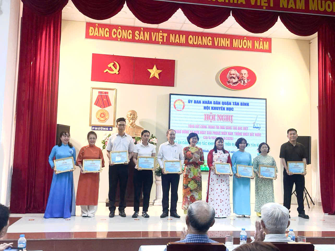 Tuyên dương gương điển hình tiêu biểu  người lớn vượt khó học tập, học tập suốt đời 