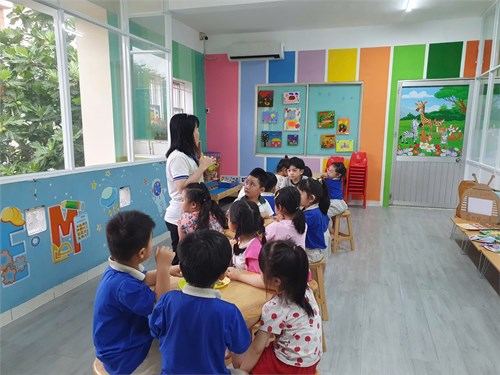 Giờ học   gieo hạt đậu xanh  của các bé lớp chồi 3