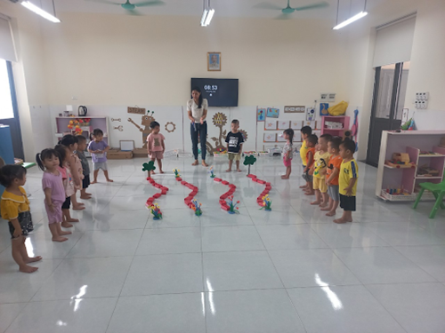 Đi thay đổi hướng theo đường dích dắc