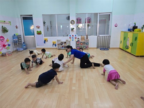 Các bé thực hiện kỹ năng bò