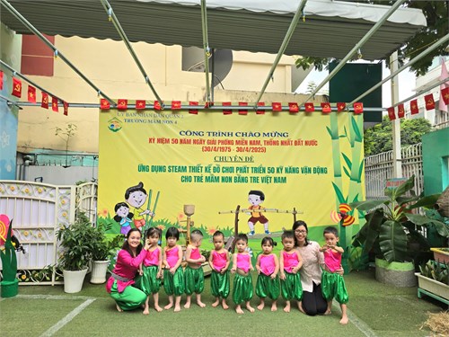 Các bé tham gia hoạt động phát triển thể chất với tre