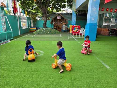 Các bé chơi các đồ chơi ngoài trời