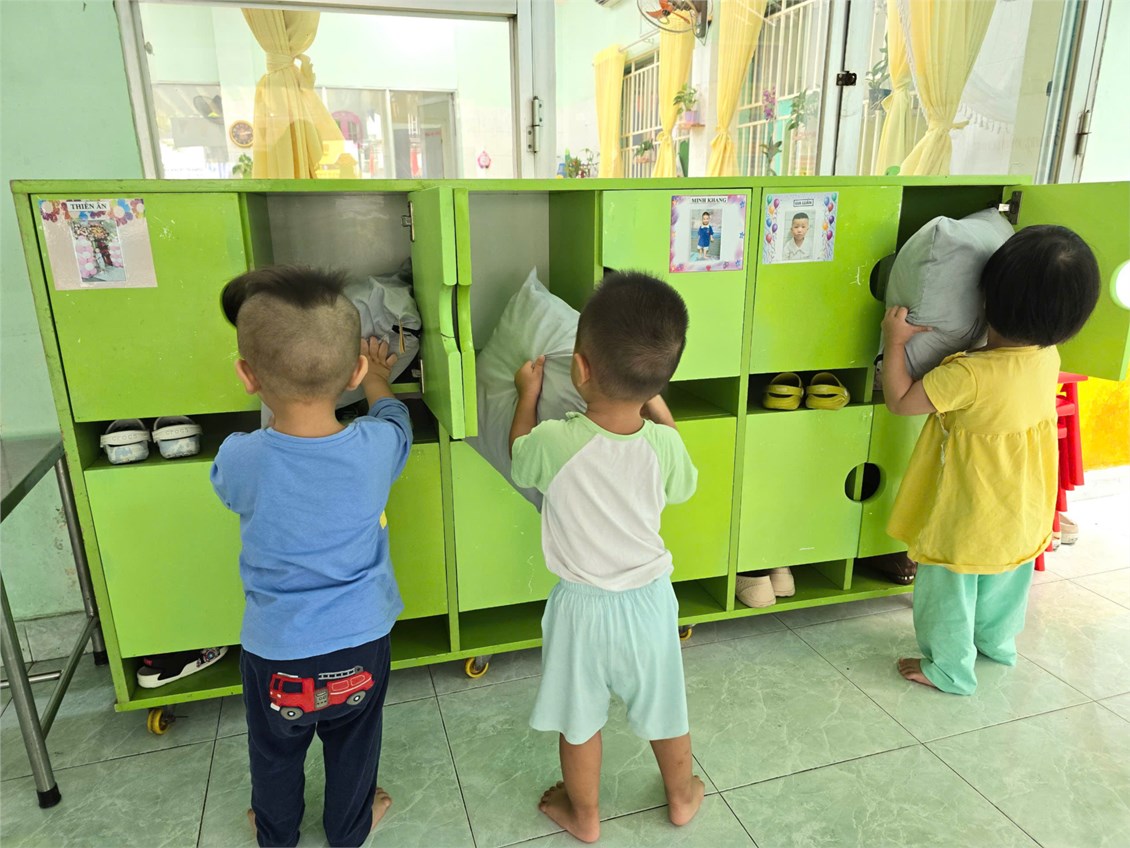 Các bé tự cất túi ngủ vào tủ cặp của mình