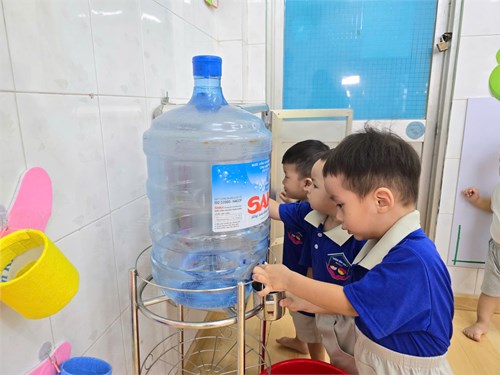 Các bé tự uống nước
