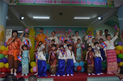 Mừng ngày 8/3 thời trang sắc màu châu á trang phục lào