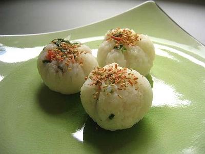 dạy trẻ làm cơm nắm muối vừng