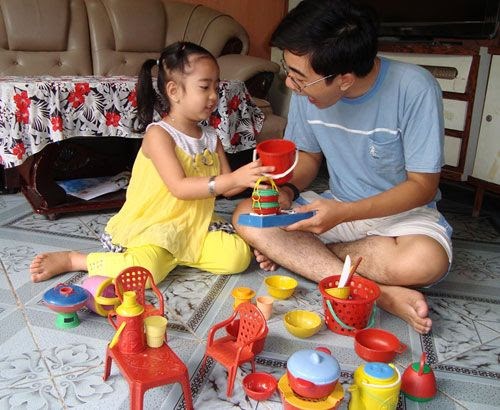 Hướng dẫn phụ huynh làm đồ chơi dạy trẻ nhận biết tên con vật và màu săc