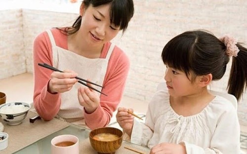 Hướng dẫn cha mẹ giáo dục trẻ trân trọng thức ăn