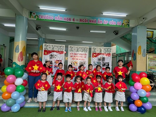 Các bé tham gia đồng diễn chào mừng kỷ niệm 50 năm ngày giải phóng miền nam  30/4
