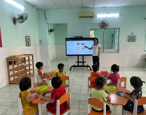 Các bé học nhận biết   mắt, mũi, miệng  