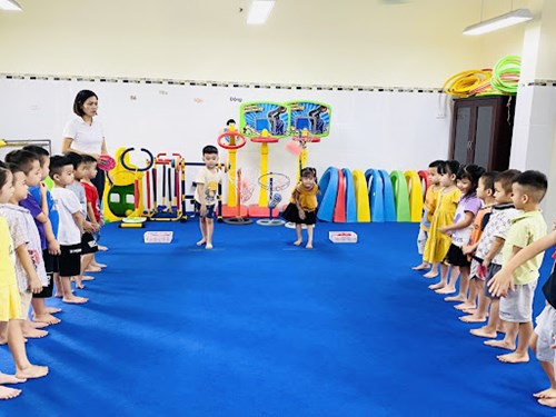 Vận động  Ném xa 1 tay- Chạy 10m 